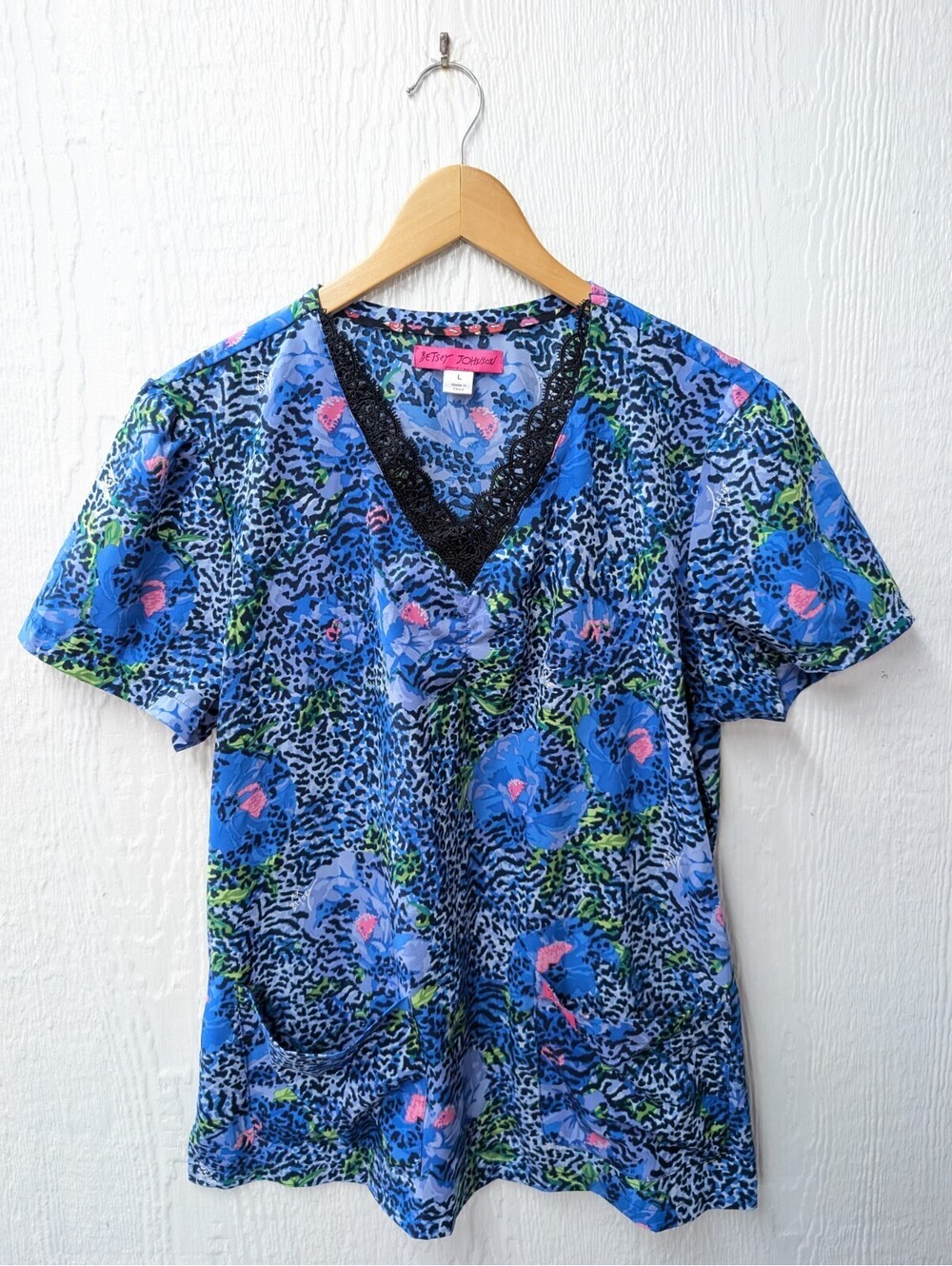 Betsey Johnson Camellia Jungle Floral Scrub Top Stretch Women's Size Large